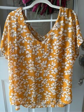 NWOT M double-lined V-Neck Floral Flowy Top in Mustard Yellow/White, CAbi